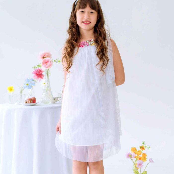 Une Belle Cérémonie cet Été ? Offrez cette Magnifique Robe Blanche de Coupe Ample avec Col Rond Fleuri Liberty Rose Foncé et Dentelle Blanche pour Filles, Fillettes et Ados de 2 à 16 ans de la Marque de Mode Chic Française pour Enfants La Faute à Voltaire.
