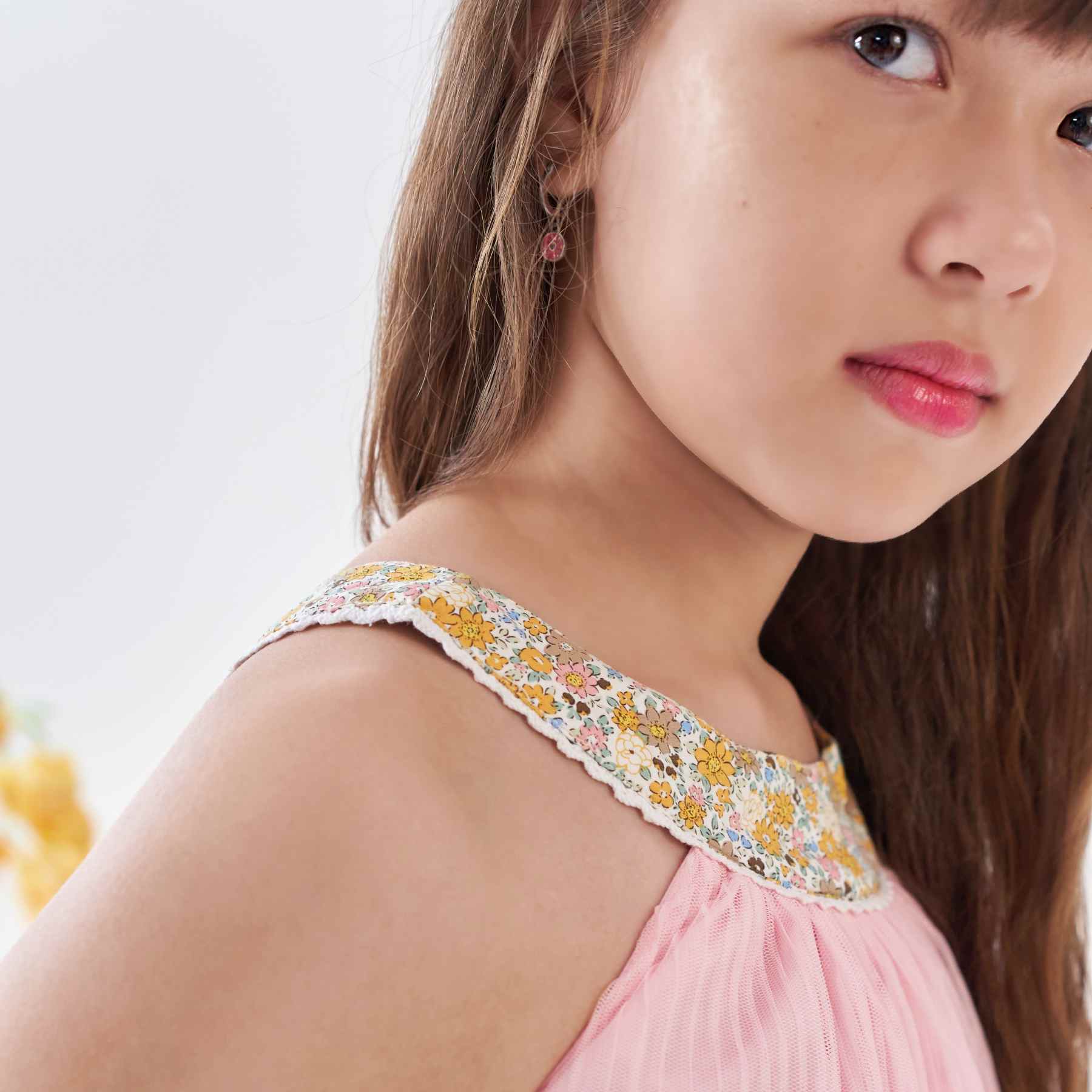 Gros plan robe cérémonie fille rose, col fleuri liberty jaune. Idéale pour mariage et cérémonie chic de l'été Taille disponible du 2 au 16 ans.