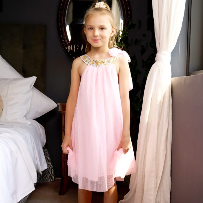 Découvrez cette Magnifique Robe Ample pour Demoiselles D'Honneur en Voile rose Pastel et Col Fleuri pour célébrer les plus Beaux Mariages de l'Été. Disponible pour toutes les Filles, Fillettes et Ados de la Marque de Mode Française pour Enfants La Faute à Voltaire.