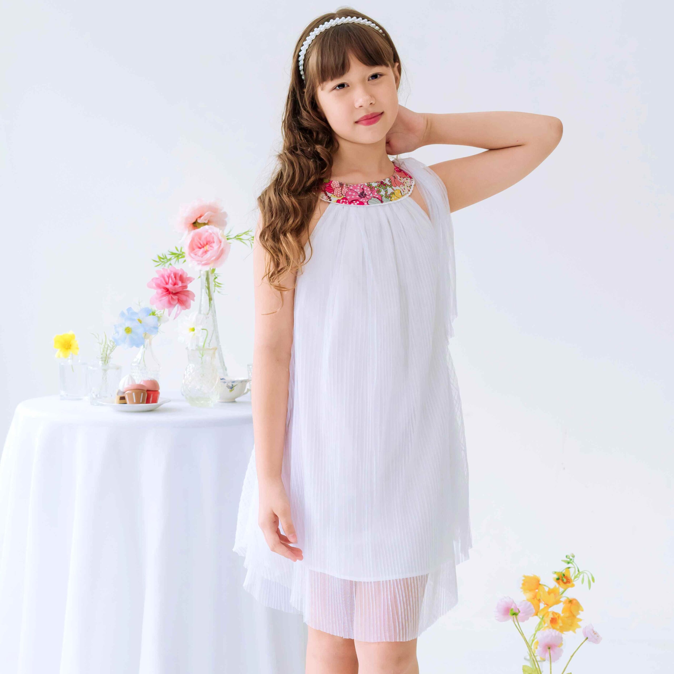 Une Belle Cérémonie cet Été ? Offrez cette Magnifique Robe Blanche de Coupe Ample avec Col Rond Fleuri Liberty Rose Foncé et Dentelle Blanche pour Filles, Fillettes et Ados de 2 à 16 ans de la Marque de Mode Chic Française pour Enfants La Faute à Voltaire.