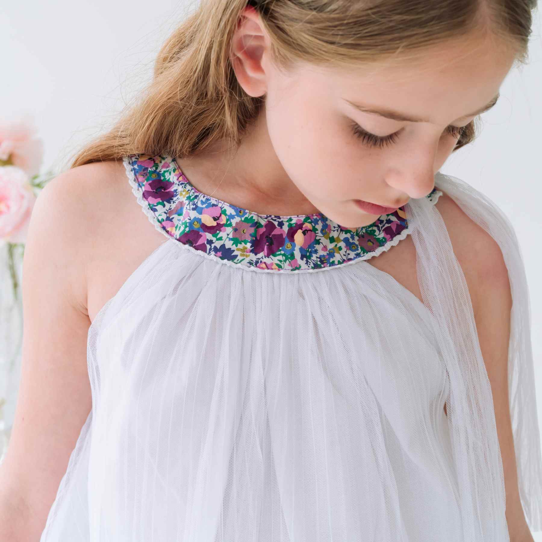 Une Belle Cérémonie cet Été ? Offrez cette Magnifique Robe Blanche de Coupe Ample avec Col Rond Fleuri Liberty Violet, Bleu, Mauve et Dentelle Blanche pour Filles, Fillettes et Ados de 2 à 16 ans de la Marque de Mode Chic Française pour Enfants La Faute à Voltaire.