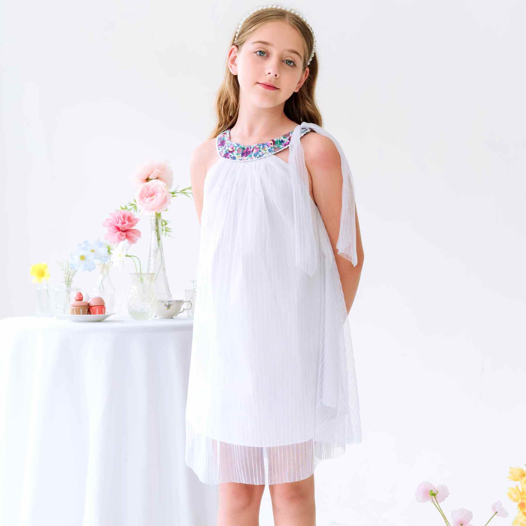 Une Belle Cérémonie cet Été ? Offrez cette Magnifique Robe Blanche de Coupe Ample avec Col Rond Fleuri Liberty Violet, Bleu, Mauve et Dentelle Blanche pour Filles, Fillettes et Ados de 2 à 16 ans de la Marque de Mode Chic Française pour Enfants La Faute à Voltaire.