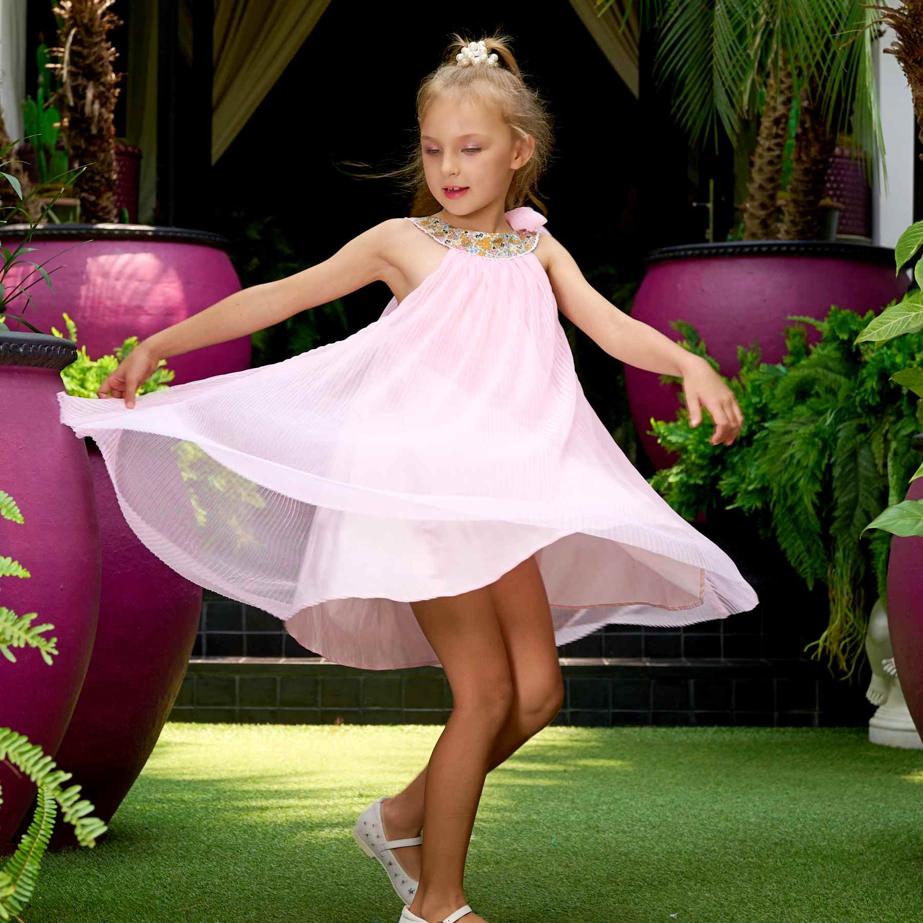 Robe de cérémonie fille rose poudré à col fleuri liberty jaune. Robe de mariage enfant qui tourne en voile acrylique doublé de coton. Col fleuri arrondi bordé de dentelle. Taille disponible du 2 au 16 ans.