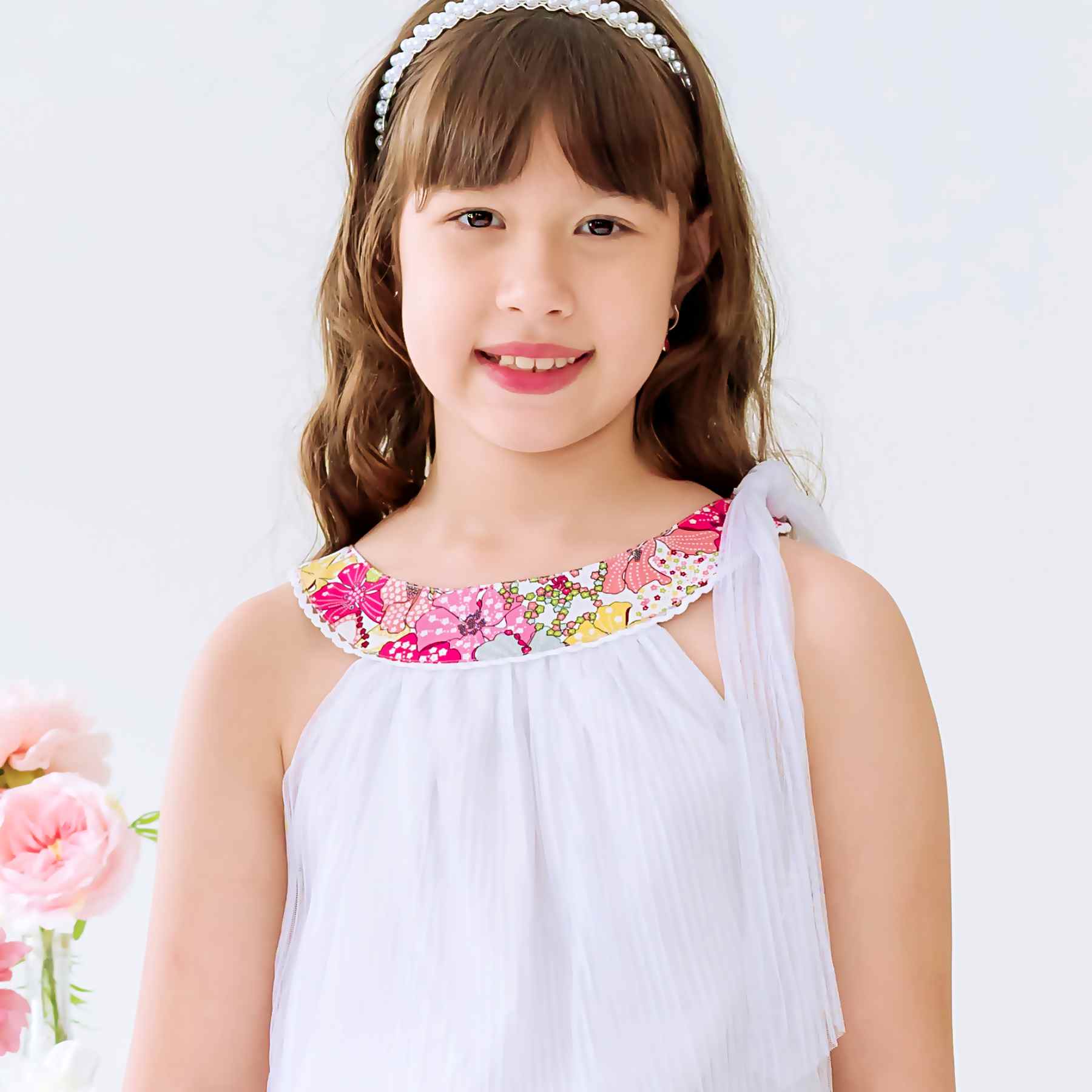 Une Belle Cérémonie cet Été ? Offrez cette Magnifique Robe Blanche de Coupe Ample avec Col Rond Fleuri Liberty Rose Foncé et Dentelle Blanche pour Filles, Fillettes et Ados de 2 à 16 ans de la Marque de Mode Chic Française pour Enfants La Faute à Voltaire.