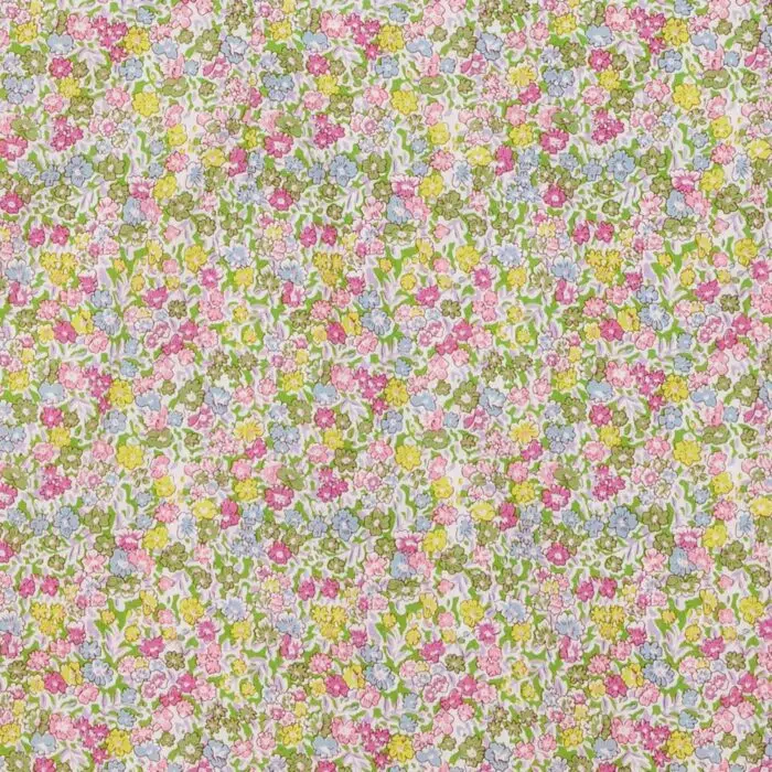 Une adorable Robe Salopette Printemps été pour Fille avec Plastron avant en Coton Rose et jupe à volants fleuris liberty rose et vert. Bretelles croisées dans le dos. Ouverture avec boutons pressions dans sur les côtés. Modèle de la marque de mode pour enfants LA FAUTE A VOLTAIRE.