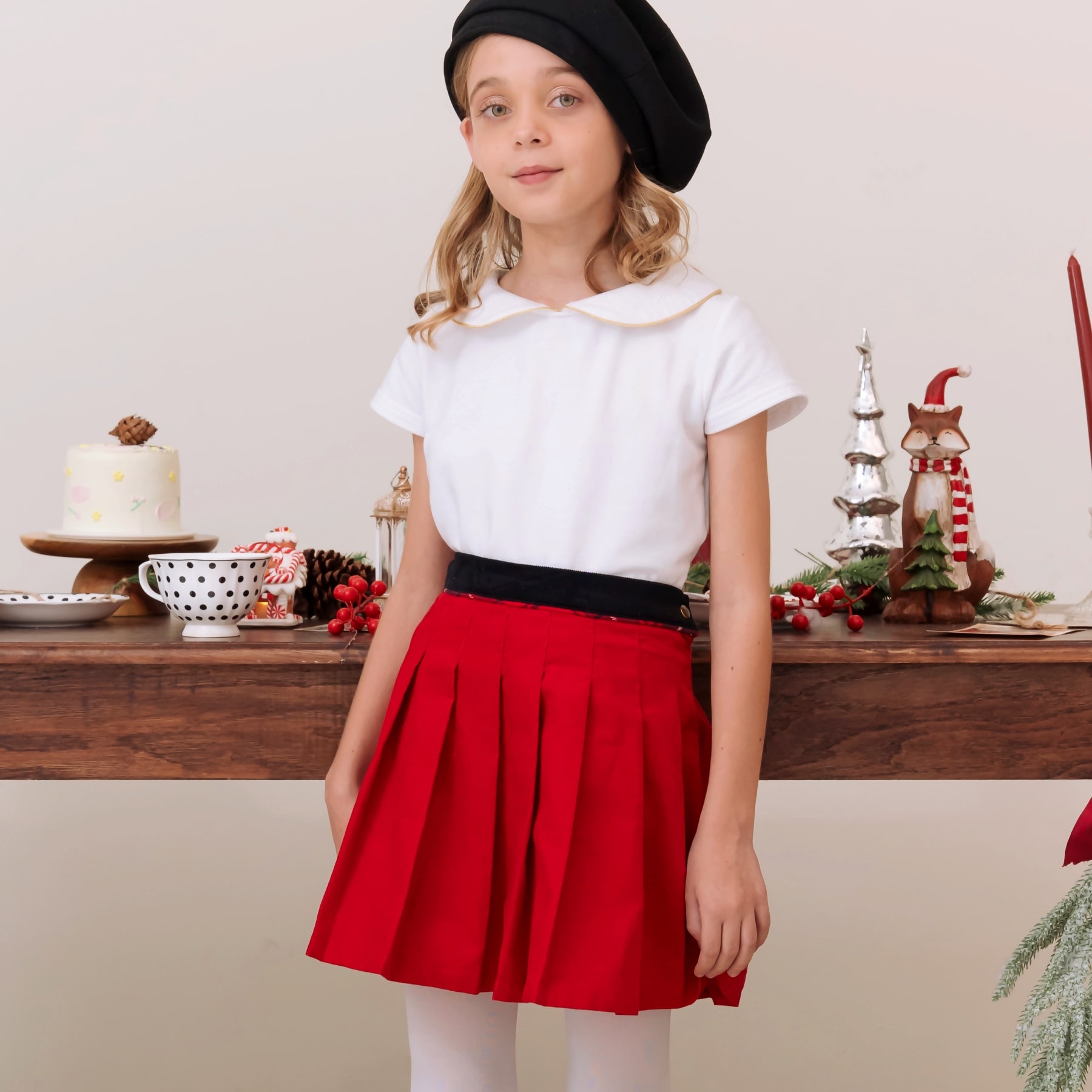 Une Élégante Jupe Plissée en Fin velours Rouge Contrasté d'une Ceinture de Velours Noir avec un petit Biais de Carreaux Tartan Rouge. Idéale en Tenue Chic pour Noël et pour toutes les Sorties Chics en Famille. Modèle de Jupe "London" de la Marque de Mode Française pour Enfants La Faute à Voltaire.