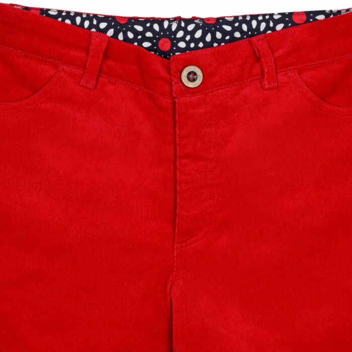 On craque pour ce magnifique Pantalon Velours Rouge pour Fille de la Nouvelle Collection Automne Hiver La Faute à Voltaire. Disponible de la Taille 2 ans à la taille 16 ans, ce Pantalon d'Hiver Stretch est Parfait pour être Confortable tous les Jours. Sa couleur Rouge est également Parfaite pour célébrer les fêtes de Noël en Couleur Traditionnelle. Avec sa Matière légèrement élastique ce Vêtement Évolutif grandit avec votre Enfant. Ce pentalon peut se porter façon Slim ou légèrement plus Grand. Un élastique intérieur permet d'ajuster la taille. Pantalon Hiver de la Marque de Mode pour Enfants Française La Faute à Voltaire.