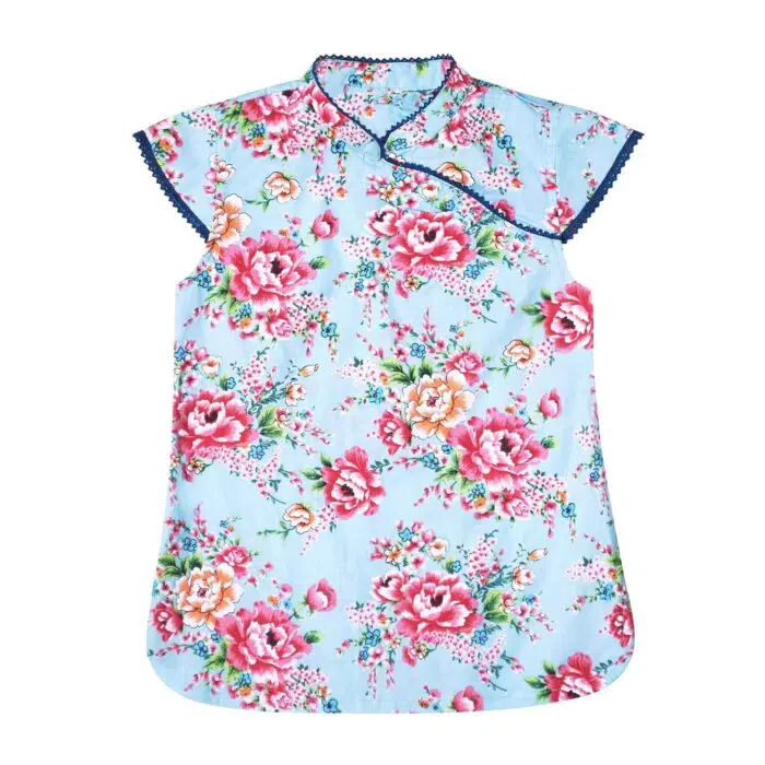 Pour l'été, on craque pour cette adorable blouse Chinoise pour fille en coton fleuri bleu turquoise et rose fuchsia, col Mao bordé de fine dentelle anglaise bleu marine, manches courtes, bord arrondi de la marque de mode pour enfant Française La Faute à Voltaire