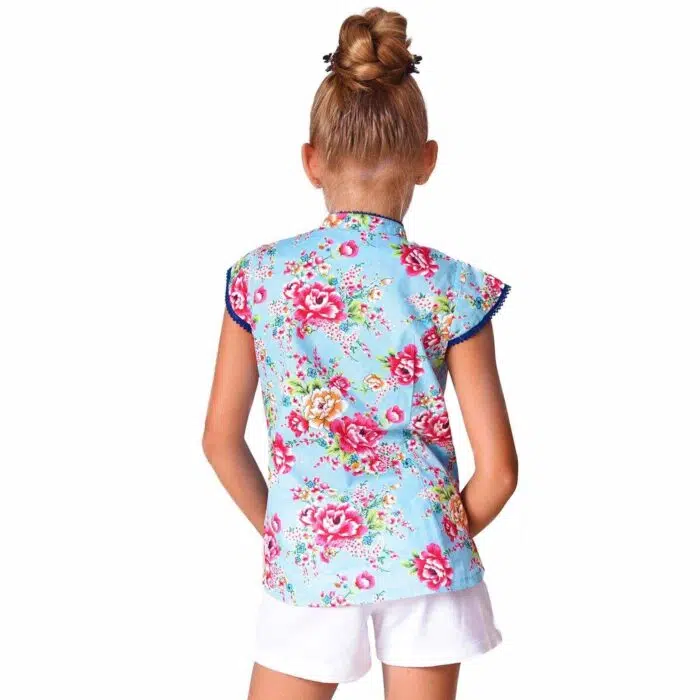 Pour l'été, on craque pour cette adorable blouse Chinoise pour fille en coton fleuri bleu turquoise et rose fuchsia, col Mao bordé de fine dentelle anglaise bleu marine, manches courtes, bord arrondi de la marque de mode pour enfant Française La Faute à Voltaire