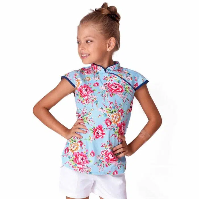 Pour l'été, on craque pour cette adorable blouse Chinoise pour fille en coton fleuri bleu turquoise et rose fuchsia, col Mao bordé de fine dentelle anglaise bleu marine, manches courtes, bord arrondi de la marque de mode pour enfant Française La Faute à Voltaire