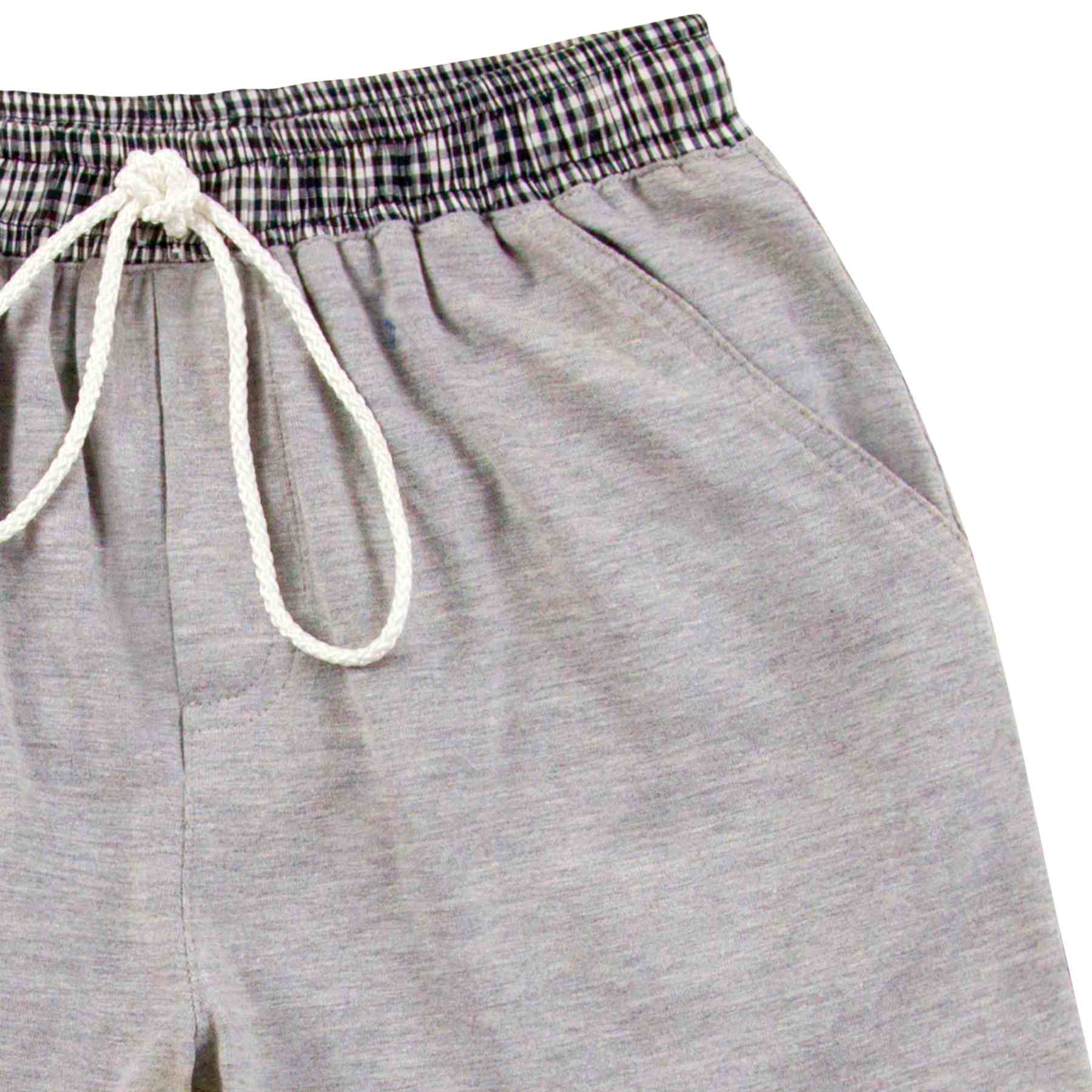 Un joli Short de Bain pour Garçon, parfait pour la Plage ou pour se promener en Ville. Matière Coton Jersey Gris, Ceinture en Coton Vichy Noir et blanc. Maillot de Bain pour Garçon de la Marque de Mode pour Enfant LA FAUTE A VOLTAIRE.