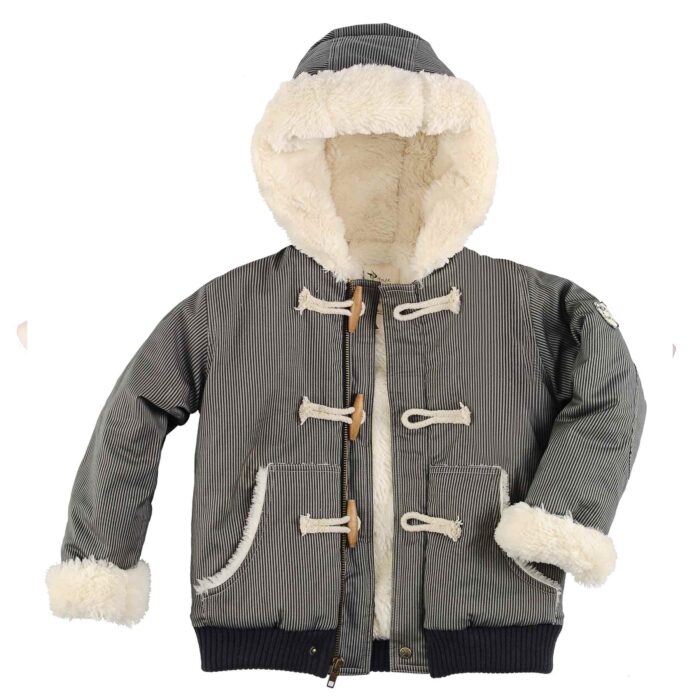 Pour la rentrée scolaire de votre garçon, craquez pour ce beau blouson hiver chaud à capuche à fines rayures grises entièrement doublé de fausse fourrure toute douce avec fermeture éclair et bouton en bois en bois style dufflecoat de la marque de mode pour enfants LA FAUTE A VOLTAIRE