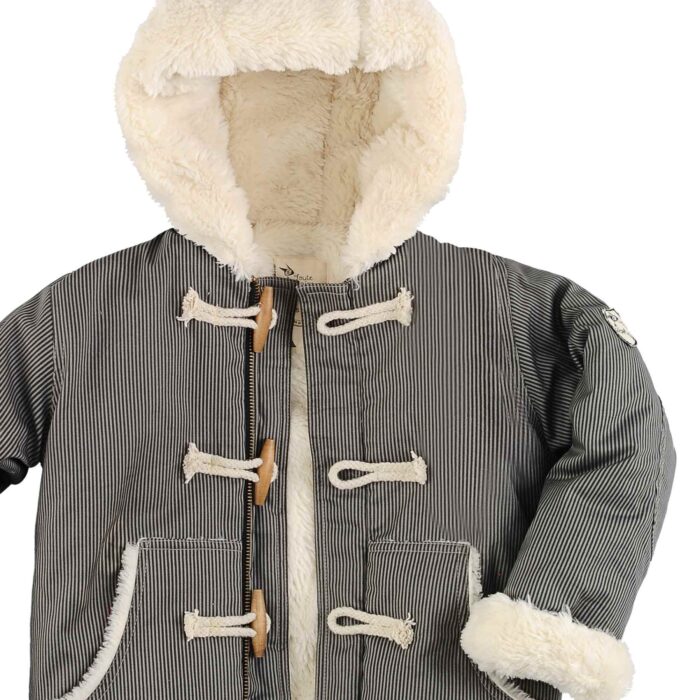 Pour la rentrée scolaire de votre garçon, craquez pour ce beau blouson hiver chaud à capuche à fines rayures grises entièrement doublé de fausse fourrure toute douce avec fermeture éclair et bouton en bois en bois style dufflecoat de la marque de mode pour enfants LA FAUTE A VOLTAIRE