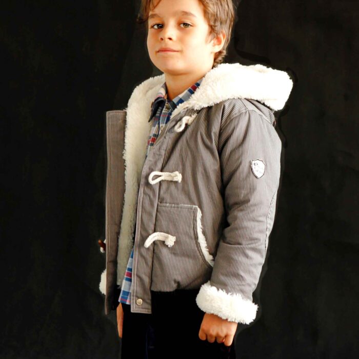 Pour la rentrée scolaire de votre garçon, craquez pour ce beau blouson hiver chaud à capuche à fines rayures grises entièrement doublé de fausse fourrure toute douce avec fermeture éclair et bouton en bois en bois style dufflecoat de la marque de mode pour enfants LA FAUTE A VOLTAIRE