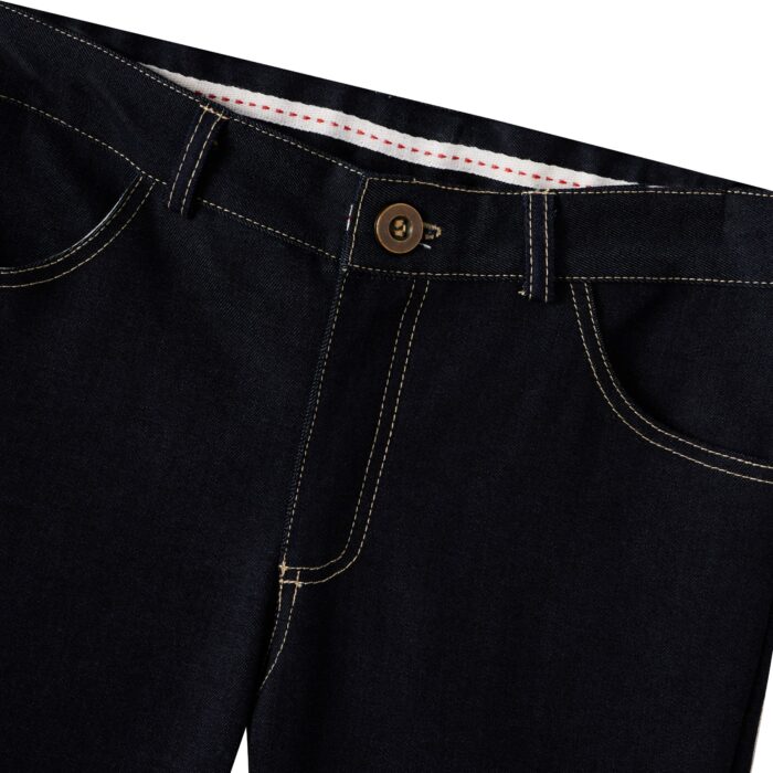 Craquez pour ce très Beau Jean Denim Bleu Foncé Unisexe, pour Fille et Garçon de 2 à 16 ans de la Marque de Mode Française pour Enfant La Faute à Voltaire. Très Confortable en Coton Denim avec Élasthanne, ce Jean Slim mais Stretch s'adapte à la Morphologie et Croissance des Enfants. Évolutif avec son Élastique Intérieur, il s'adapte à la Morphologie de votre Enfant. Ce Jean, Mixte, Convient aussi bien aux Filles qu'aux Garçons.
