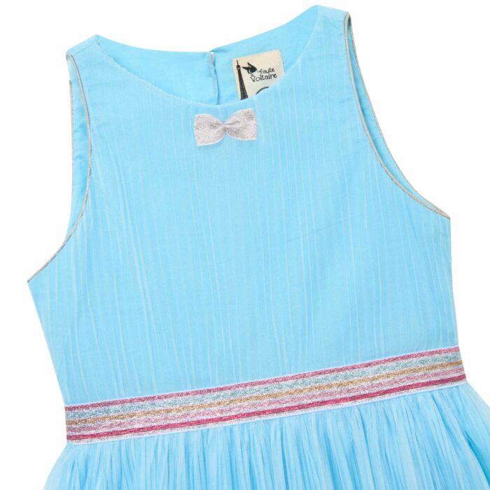 Une Cérémonie cet Été ? Un Mariage ? Un Anniversaire à Célébrer ? vous êtes invitée à une Garden Party ou vous voulez Offrir à une Jolie Princesse une Robe qui Tourne Chic et Pleine de Gaieté cet Été ? Offrez cette Magnifique Robe Patineuse en Voile Bleu Ciel pour Filles, Fillettes et Ados de 2 à 16 ans joliment Contrasté d'une ceinture Argenté à Fines Rayures Roses Fuchsia, Jaune, Bleu Ciel. Cette Robe de Fêtes, de Mariage est Doublé de Coton Bleu Assorti. Les Emmanchures à l'Américaine Bordées d'un biais Argenté soulignent.les épaules des Jeunes Demoiselles tandis qu'un petit noeud couleur Argent Apporte la finition p our une Robe Chic et Enfantine parfaitement Équilibrée. Modèle Original de la Marque de Mode Française Chic et Tendance La Faute à Voltaire/ C'est la faute à Voltaire.
