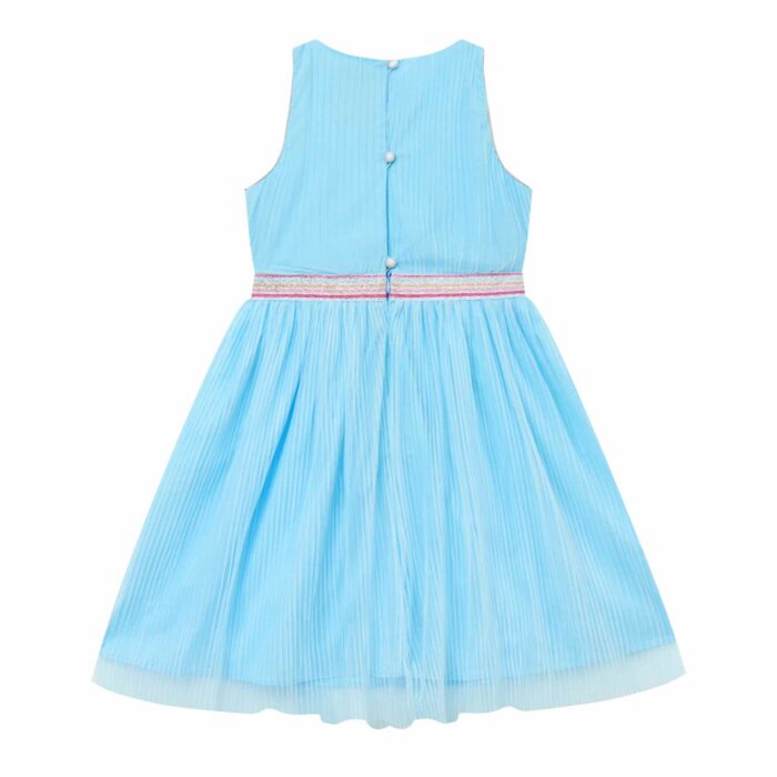 Une Cérémonie cet Été ? Un Mariage ? Un Anniversaire à Célébrer ? vous êtes invitée à une Garden Party ou vous voulez Offrir à une Jolie Princesse une Robe qui Tourne Chic et Pleine de Gaieté cet Été ? Offrez cette Magnifique Robe Patineuse en Voile Bleu Ciel pour Filles, Fillettes et Ados de 2 à 16 ans joliement Contrasté d'une ceinture Argenté à Fines Rayures Roses Fuchsia, Jaune, Bleu Ciel. Cette Robe de Fêtes, de Mariage est Doublé de Coton Bleu Assorti. Les Emmanchures à l'Américaine Bordées d'un biais Argenté soulignent.les épaules des Jeunes Demoiselles tandis qu'un petit noeud couleur Argent Apporte la finition p our une Robe Chic et Enfantine parfaitement Équilibrée. Modèle Original de la Marque de Mode Française Chic et Tendance La Faute à Voltaire/ C'est la faute à Voltaire.