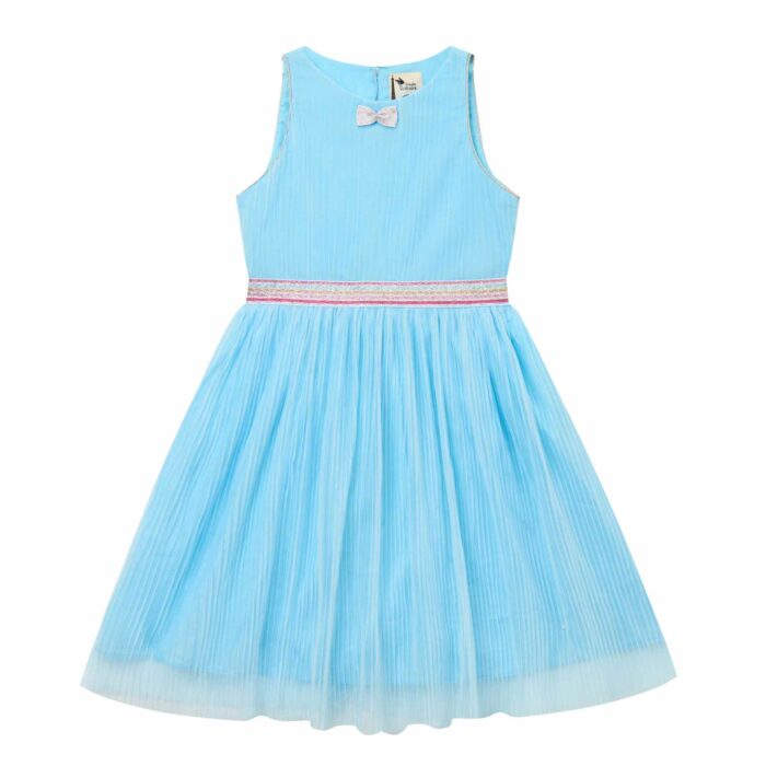 Une Cérémonie cet Été ? Un Mariage ? Un Anniversaire à Célébrer ? vous êtes invitée à une Garden Party ou vous voulez Offrir à une Jolie Princesse une Robe qui Tourne Chic et Pleine de Gaieté cet Été ? Pour vos Jeunes Demoiselles d'Honneur ou une Fillette qui Adore les Robes qui Tornent, offrez cette Magnifique Robe Patineuse en Voile Bleu Ciel pour Filles, Fillettes et Ados de 2 à 16 ans joliment Contrasté d'une ceinture Argenté à Fines Rayures Roses Fuchsia, Jaune, Bleu Ciel. Cette Robe de Soirée et de Mariage pour Enfant est Doublée de Coton Bleu Pâle Assorti. Les Emmanchures à l'Américaine Bordées d'un biais Argenté soulignent.les épaules des Jeunes Demoiselles tandis qu'un petit nœud couleur Argent Apporte une Jolie finition pour une Robe Chic et Enfantine parfaitement Équilibrée. Modèle Original de la Marque de Mode Française Chic et Tendance La Faute à Voltaire/ C'est la faute à Voltaire.