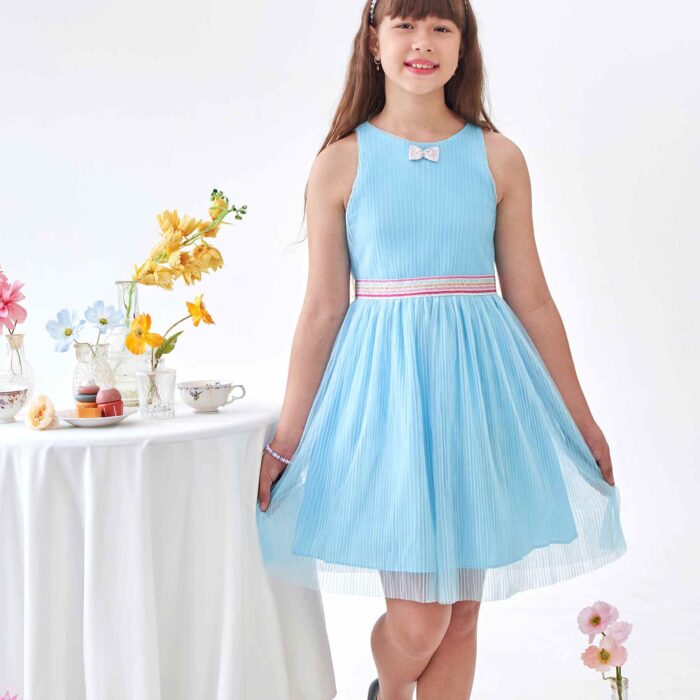 Une Cérémonie cet Été ? Un Mariage ? Un Anniversaire à Célébrer ? vous êtes invitée à une Garden Party ou vous voulez Offrir à une Jolie Princesse une Robe qui Tourne Chic et Pleine de Gaieté cet Été ? Pour vos Jeunes Demoiselles d'Honneur ou une Fillette qui Adore les Robes qui Tornent, offrez cette Magnifique Robe Patineuse en Voile Bleu Ciel pour Filles, Fillettes et Ados de 2 à 16 ans joliment Contrasté d'une ceinture Argenté à Fines Rayures Roses Fuchsia, Jaune, Bleu Ciel. Cette Robe de Soirée et de Mariage pour Enfant est Doublée de Coton Bleu Pâle Assorti. Les Emmanchures à l'Américaine Bordées d'un biais Argenté soulignent.les épaules des Jeunes Demoiselles tandis qu'un petit nœud couleur Argent Apporte une Jolie finition pour une Robe Chic et Enfantine parfaitement Équilibrée. Modèle Original de la Marque de Mode Française Chic et Tendance La Faute à Voltaire/ C'est la faute à Voltaire.