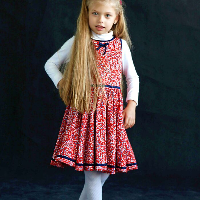 Une magnifique robe qui tourne en coton fleuri rouge, blanc et bleu pour fille et fillette de 2 à 16 ans de la marque de mode française vêtement pour enfant LA FAUTE A VOLTAIRE.