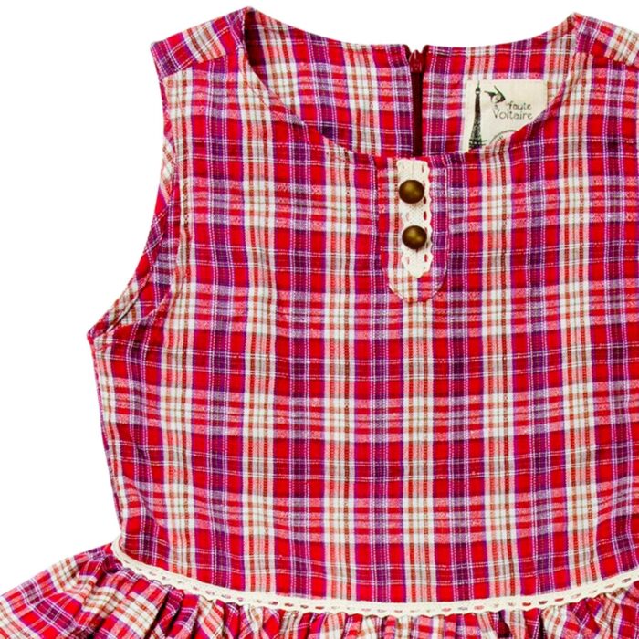 Une Magnifique Robe de Noël qui Tourne en Coton Rouge à Carreaux Tartan pour Fille, Fillette et Ados de 2 à 16 ans.Robe Patineuse avec Taille Marquée par une Ceinture intégrée en Broderie Beige, Robe de Noël avec Emmanchures Américaines de la Marque de Mode Française Vêtements chic LA FAUTE À VOLTAIRE.