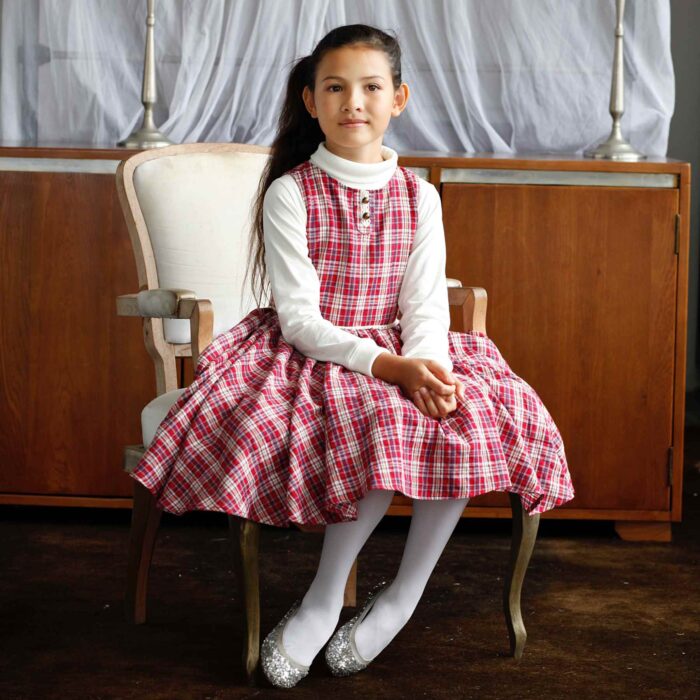 Une Magnifique Robe de Noël qui Tourne en Coton Rouge à Carreaux Tartan pour Fille, Fillette et Ados de 2 à 16 ans.Robe Patineuse avec Taille Marquée par une Ceinture intégrée en Broderie Beige, Robe de Noël avec Emmanchures Américaines de la Marque de Mode Française Vêtements chic LA FAUTE À VOLTAIRE.