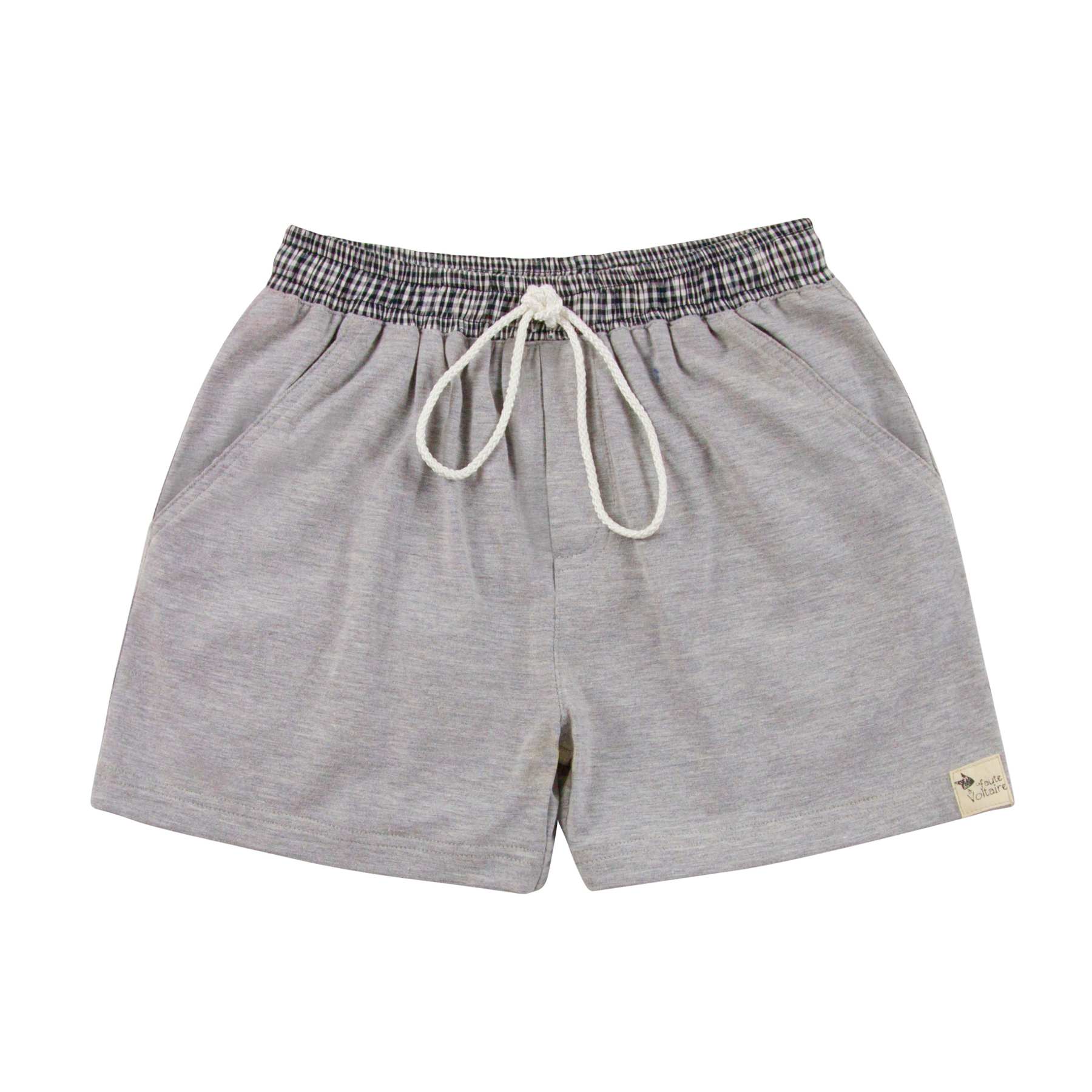 Un joli Short de Bain pour Garçon, parfait pour la Plage ou pour se promener en Ville. Matière Coton Jersey Gris, Ceinture en Coton Vichy Noir et blanc. Maillot de Bain pour Garçon de la Marque de Mode pour Enfant LA FAUTE A VOLTAIRE.