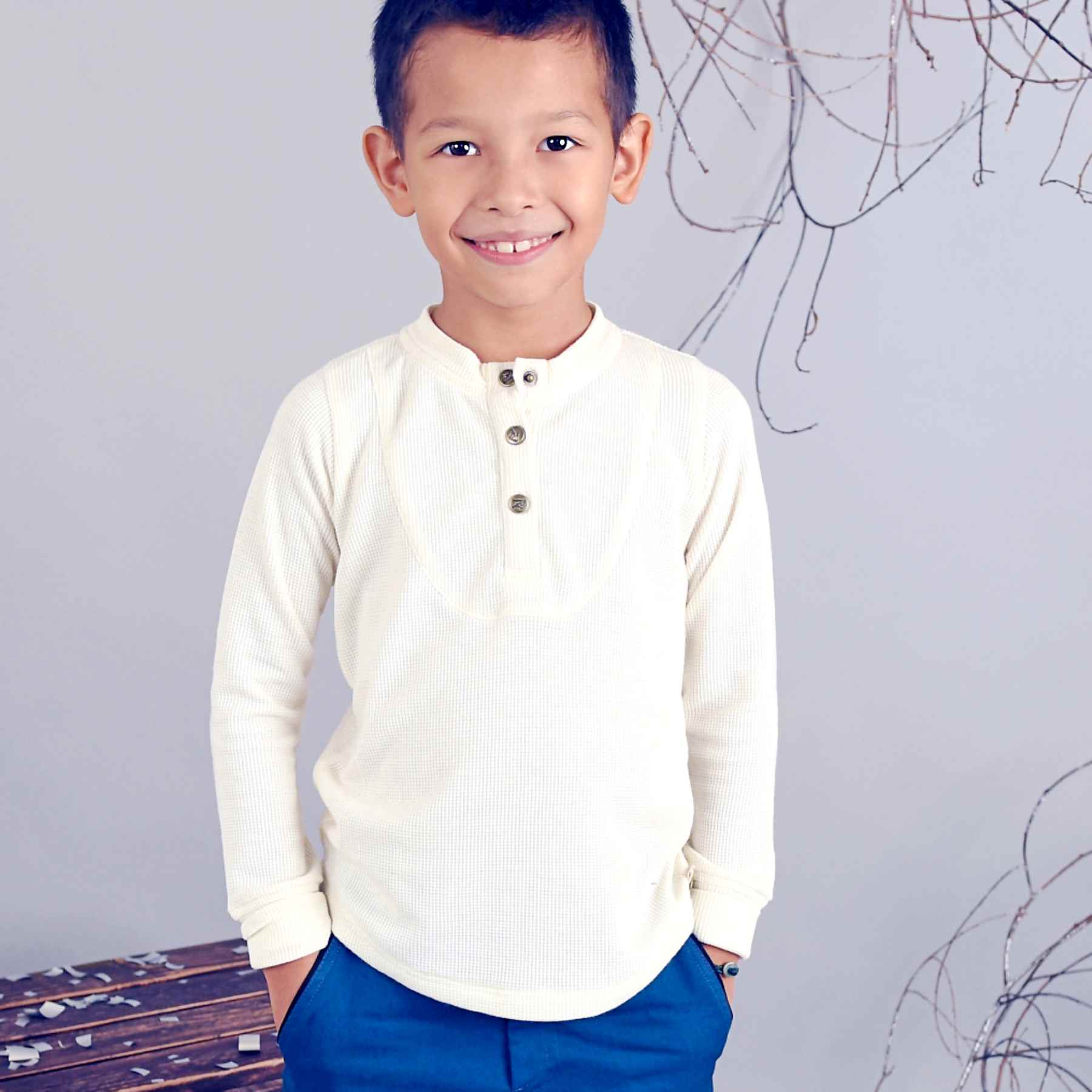 Joli tee-shirt en coton beige à manches longues pour l'intersaison avec col rond et boutons pressions pour garçons de 2 à 12 ans de la marque de mode pour enfants La Faute à Voltaire