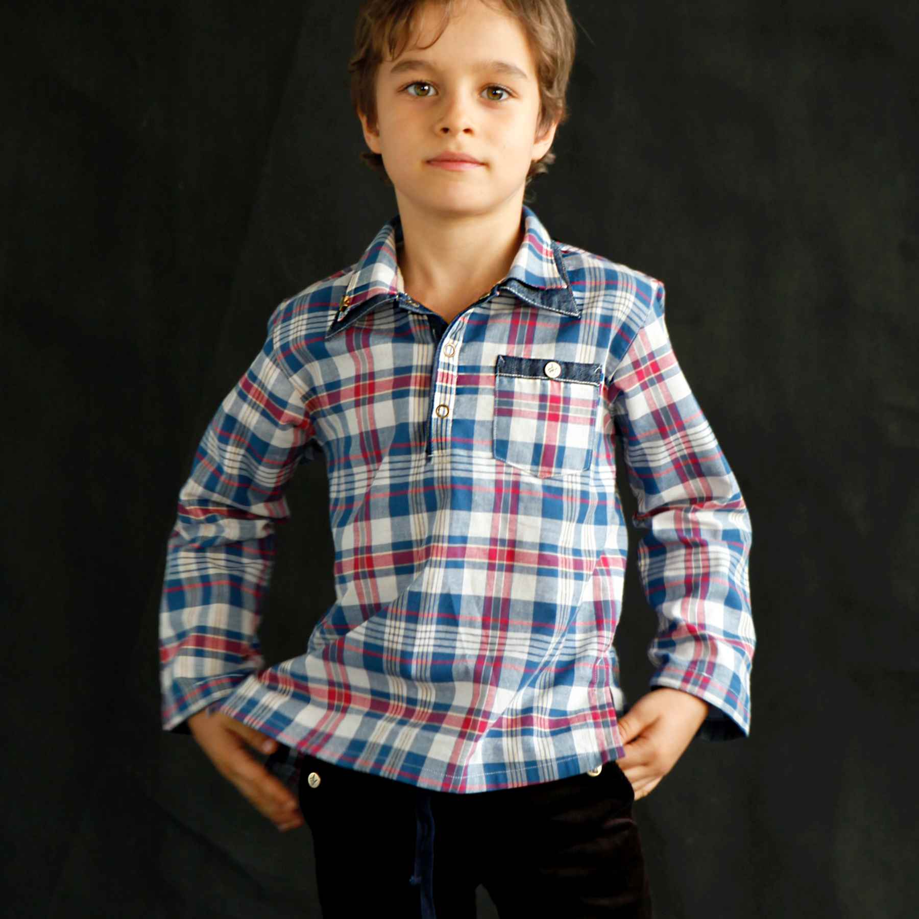 Chemise en coton rayée bleu et rouge avec col rond boutonné pour garçons de 2 à 14 ans de la marque de mode pour enfants La Faute à Voltaire