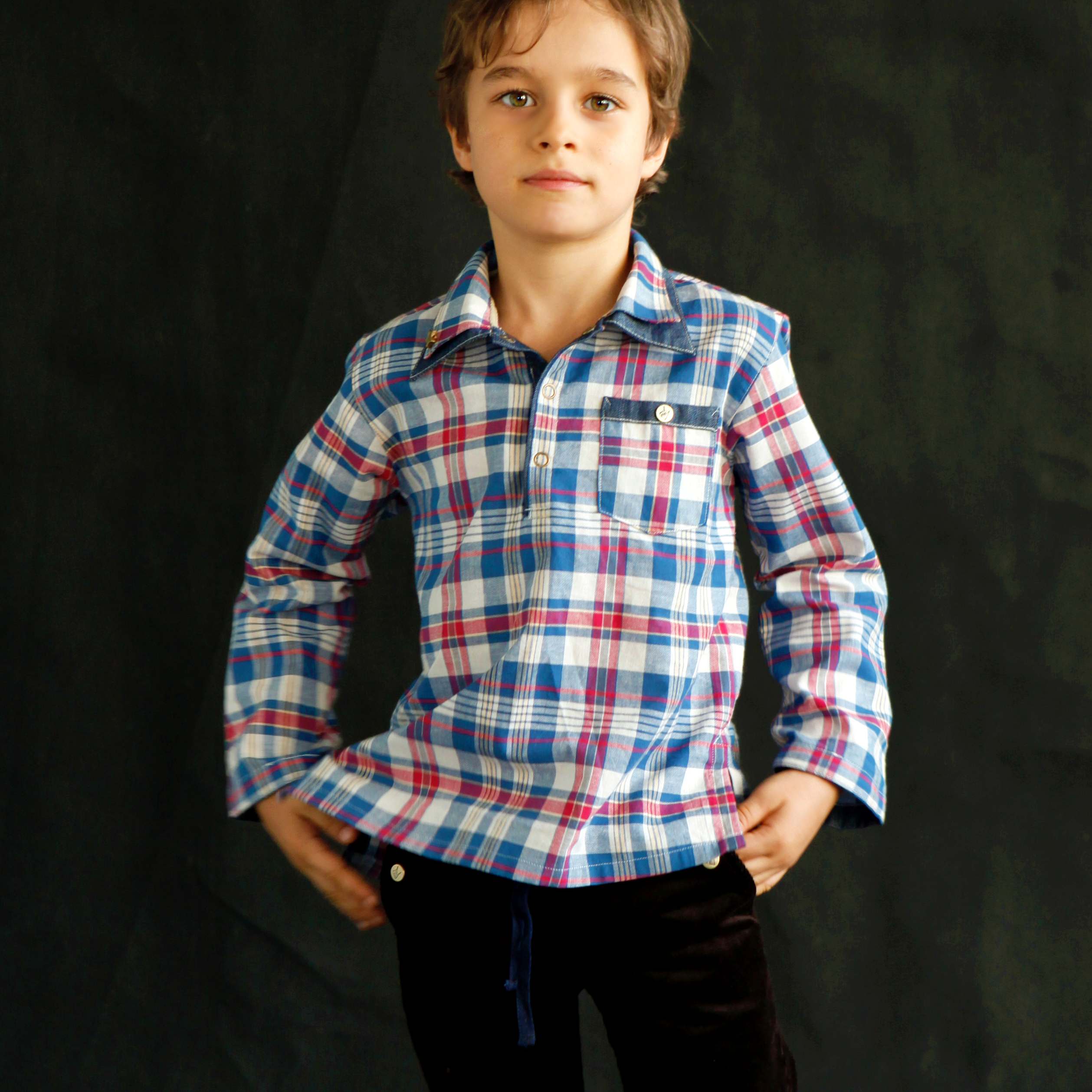 Chemise en coton carreaux bleu et rouge avec col pointu fermé avec boutons pressions. Modèle chemise Hiver à manches longues pour pour garçons de 2 à 14 ans de la marque de mode pour enfants La Faute à Voltaire