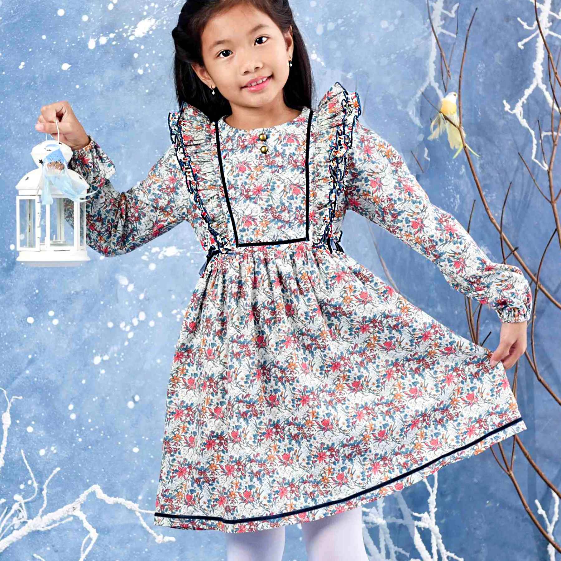 robe liberty fleurie bleu à volants aux emmanchures, à manches longues avec élastique aux poignets et détails en velours bleu. Marque mode enfant LA FAUTE A VOLTAIRE