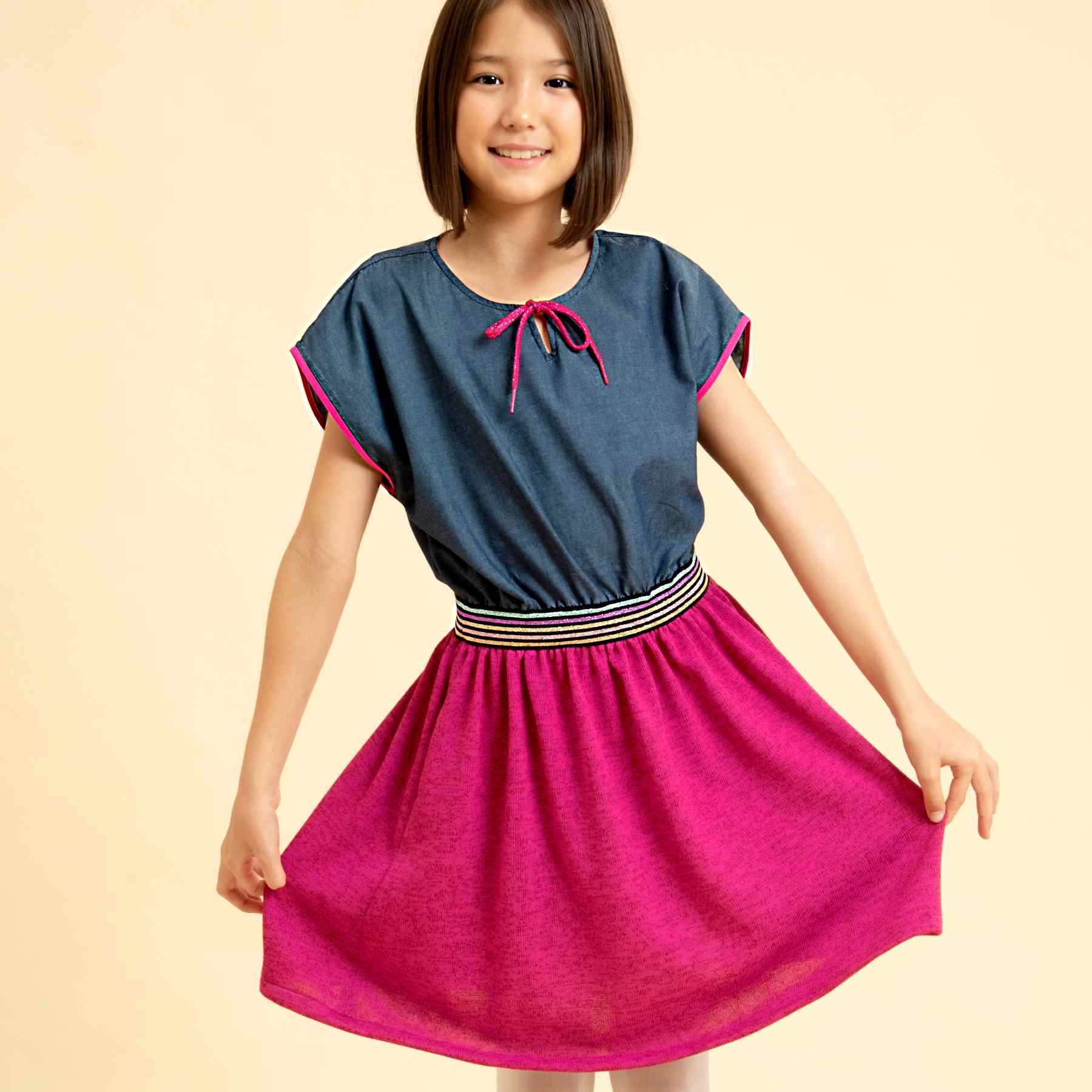 Jolie Robe d'intersaison pour Fille et Fillette de 2 à 16 ans, en doux coton denim et maille rose fushia avec une belle ceinture pailleté de la marque de mode pour enfants LA FAUTE A VOLTAIRE