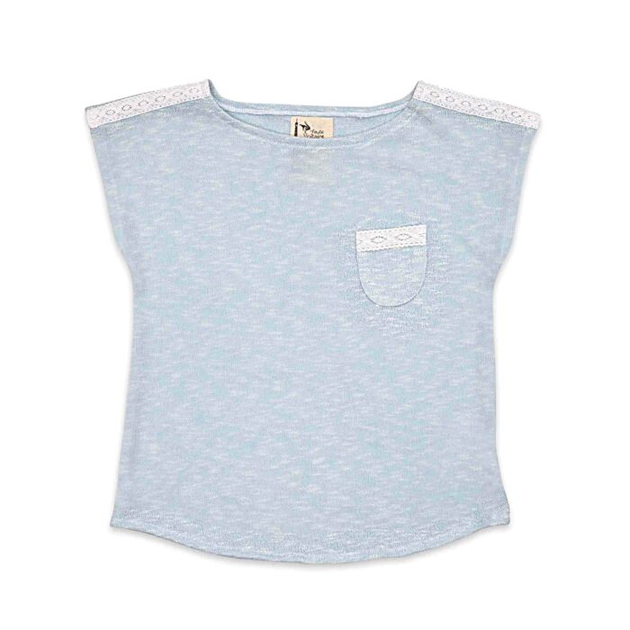 Joli top d'été en coton bleu ciel, orné de broderie anglaise blanche pour filles et fillettes de 2 à 12 ans de la marque de mode pour enfants LA FAUTE A VOLTAIRE