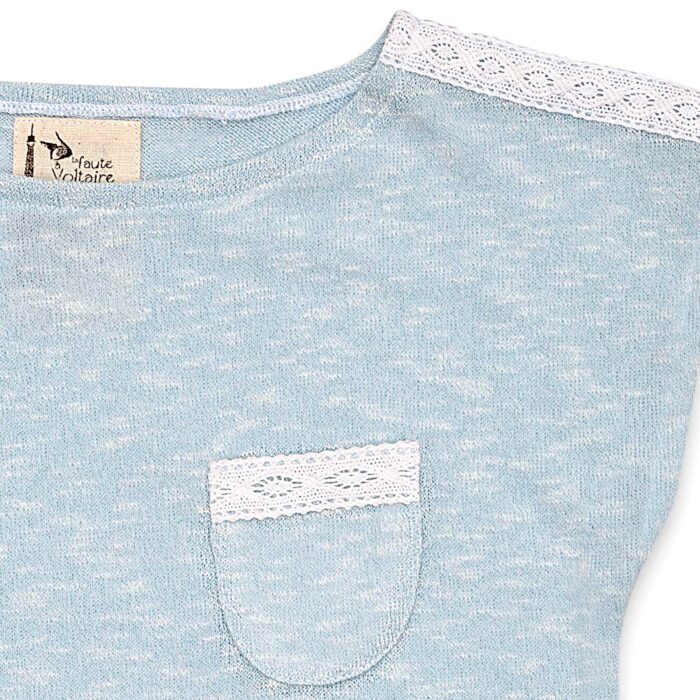 Joli top d'été en coton bleu ciel, orné de broderie anglaise blanche pour filles et fillettes de 2 à 12 ans de la marque de mode pour enfants LA FAUTE A VOLTAIRE