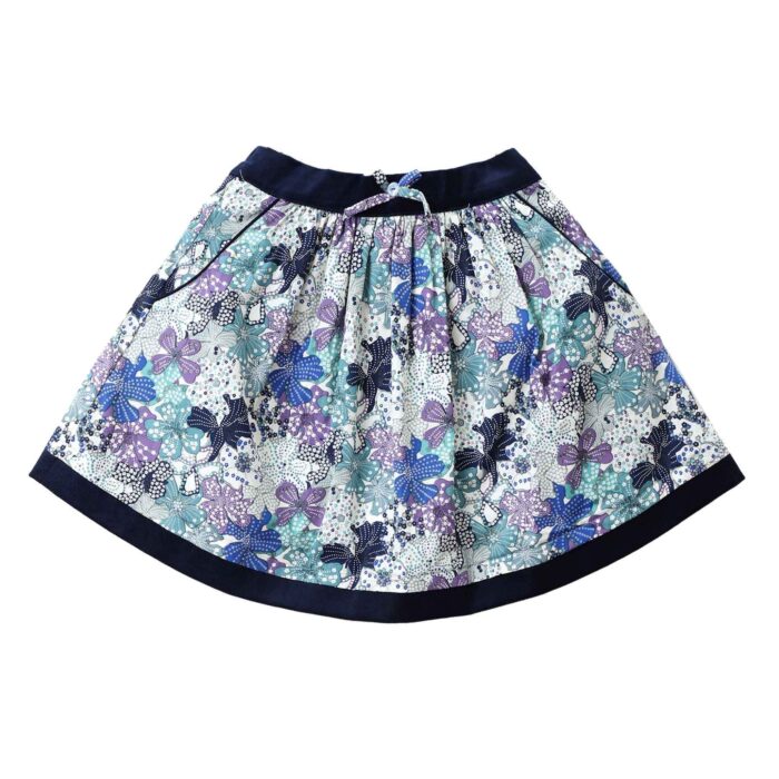 Somptueux ensemble d'hiver pour toutes les filles et fillettes fan de mode ! Un sous pull col roulé beige à manches longues assorti à une jupe fleurie liberty bleue et lilas de la marque de mode pour enfants LA FAUTE A VOLTAIRE.