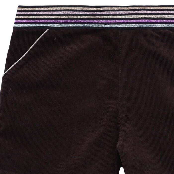Magnifique ensemble d'Hiver pour Filles, un Pull Col Roulé en Coton Beige Manches Longues , avec un Short Glamour en Velours Marron Chocolat et une Ceinture à Paillettes Multicolores. Collection Automne Hiver de la Marque de Mode pour Enfants LA FAUTE A VOLTAIRE.
