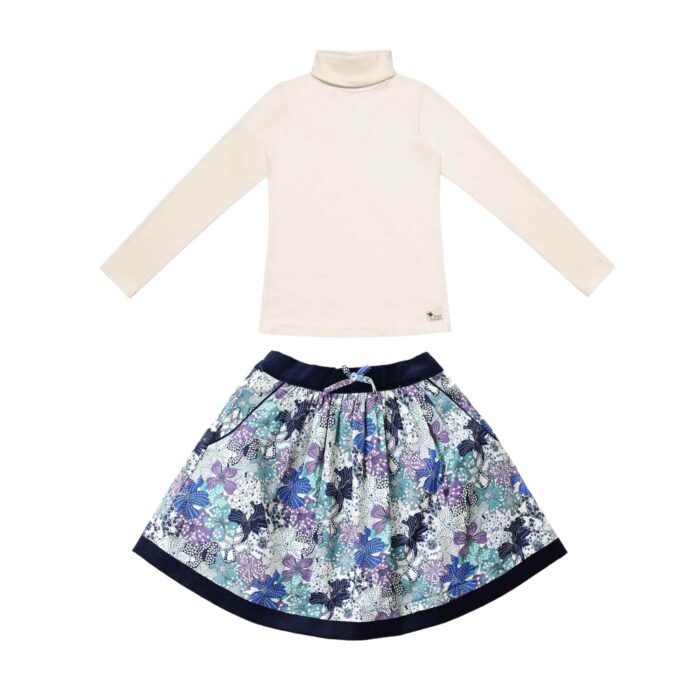 Somptueux ensemble d'hiver pour toutes les filles et fillettes fan de mode ! Un sous pull col roulé beige à manches longues assorti à une jupe fleurie liberty bleue et lilas de la marque de mode pour enfants LA FAUTE A VOLTAIRE.