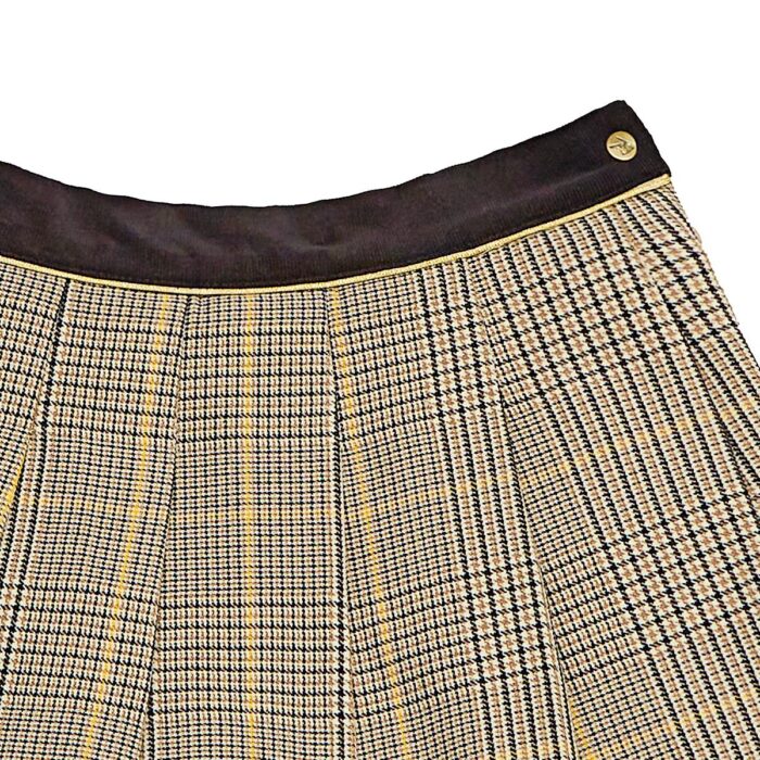 Magnifique ensemble hivernale pour filles, une jolie jupe plissée écossaise à carreaux jaune et marron avec un sous pull col roulé beige en coton doux, idéale pour les modeuses de 2 à 16 ans de la marque de mode pour enfants LA FAUTE A VOLTAIRE