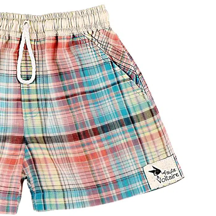 Un joli Short de Bain en Coton Vert à Carreaux Tartan pour Garçon, parfait pour la Plage cet Été, Ceinture en Coton Beige. Maillot de Bain pour Garçon de 2 à 16 Ans de la Marque de Mode pour Enfant LA FAUTE A VOLTAIRE.