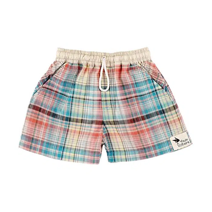 Un joli Short de Bain en Coton Vert à Carreaux Tartan pour Garçon, parfait pour la Plage cet Été, Ceinture en Coton Beige. Maillot de Bain pour Garçon de 2 à 16 Ans de la Marque de Mode pour Enfant LA FAUTE A VOLTAIRE.