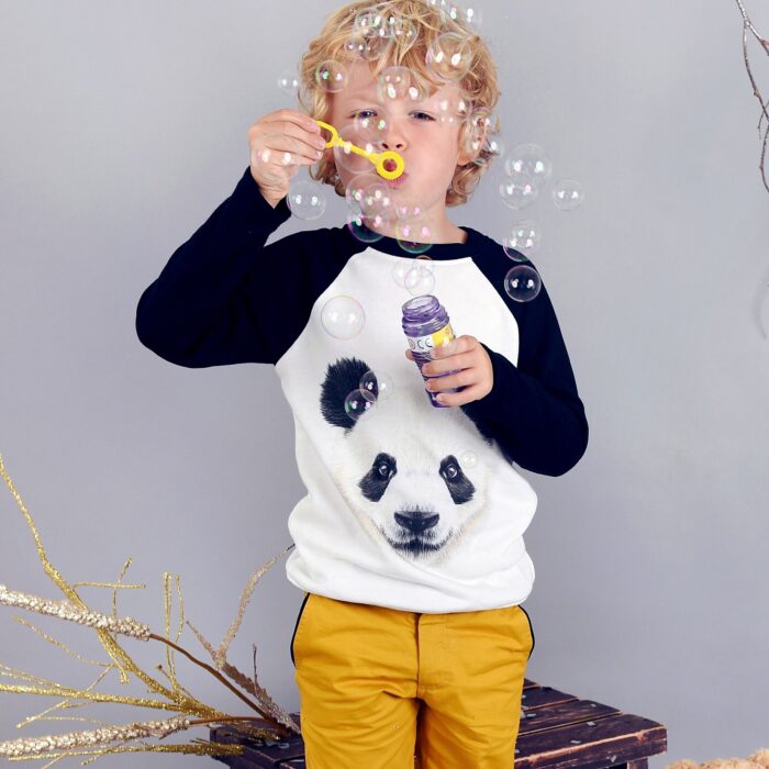 Magnifique ensemble d'hiver pour garçon composé d'un sweatshirt en coton blanc et noir à l'imprimé panda et d'un pantalon en velours extensible jaune de la marque de vêtements pour enfants LA FAUTE A VOLTAIRE.