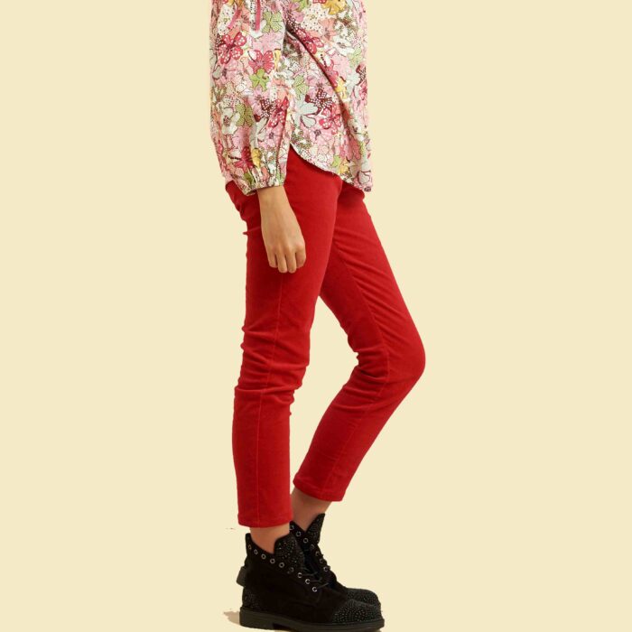 Un ensemble idéal pour Cadeau d'Hiver pour Filles et Fillettes de 2 à 16 ans avec un Pantalon en Velours Stretch Rouge avec intérieur Fleurie assorti à une Belle Blouse Fleurie Liberty Rouge et Rose à Manches Ballons et Col Smocks de la Marque Française de Vêtements pour Enfants LA FAUTE A VOLTAIRE