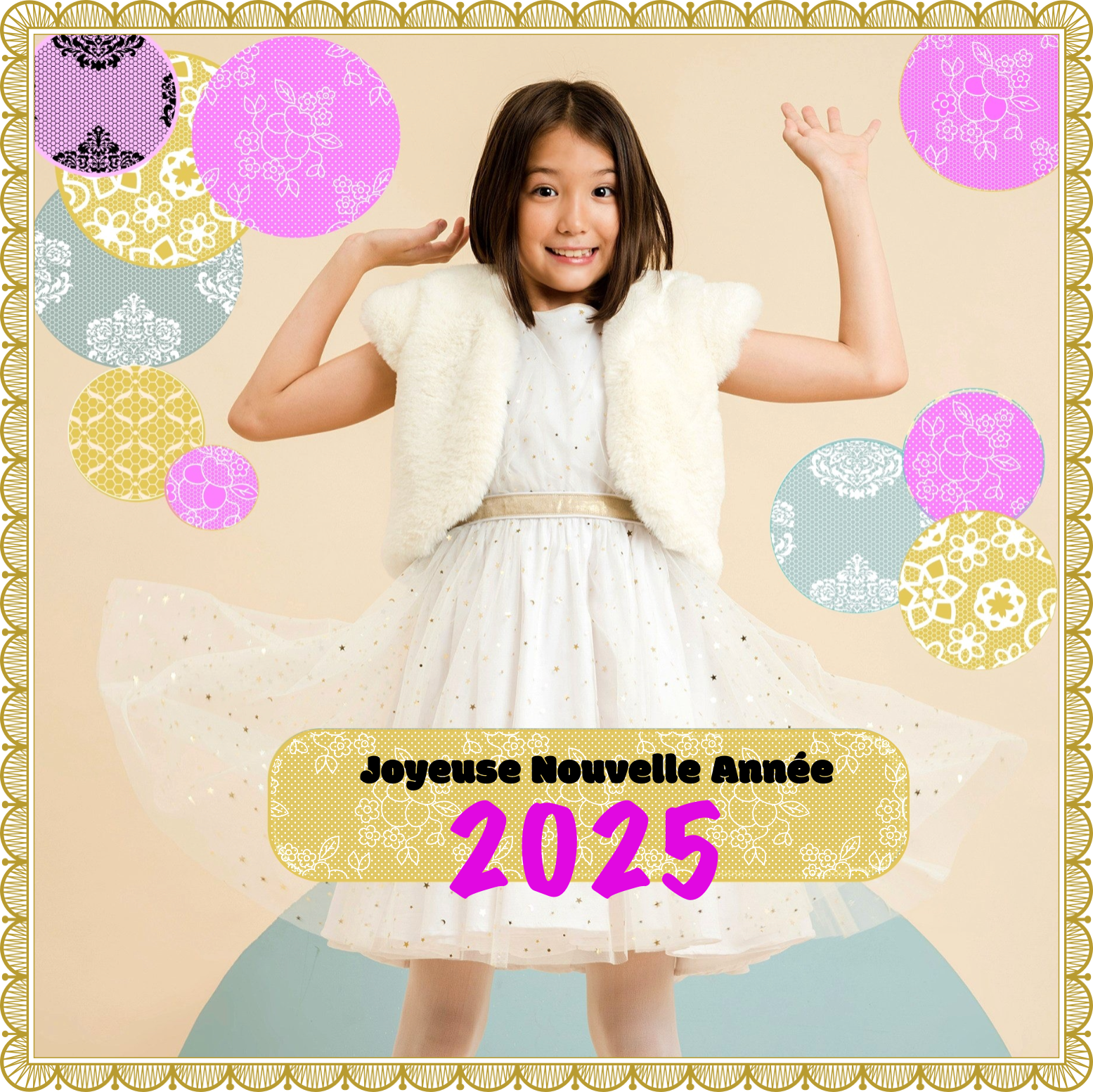 Bonne Année 2025 ! On craque pour cette Magnifique Robe de Soirée en Tulle Blanche et Paillettes Dorées pour Fille, Fillettes et Ados de 2 à 16 Ans assortie à son Caraco en Fausse Fourrure Beige toute Douce de la Marque de Mode Française pour Enfant La Faute à Voltaire.