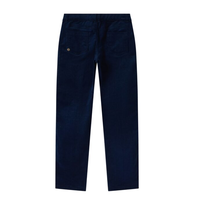 Un Élégant Pantalon Coupe Chino en Velours de Coton Bleu marine pour Garçons de 2 à 16 Ans de la Marque de Mode Française Chic pour Enfant La Faute à Voltaire. Vous aimerez le Confort de la Coupe Chino Ample aux Cuisses et Resserré aux Chevilles. Poches Raglans avec Biais Bleu Blanc Rouge. Évolutif avec son Élastique Intérieur qui permet d'Adapter la Largeur de la Taille. Écriture Décorative La Faute à Voltaire et Ruban Bleu Blanc Rouge à l'intérieur de la ceinture ainsi que de chaque côté de l'intérieur du bas du pantalon pour pouvoir le rouler vers l'extérieur si le pantalon est trop Long avec une petite Fantaisie.
