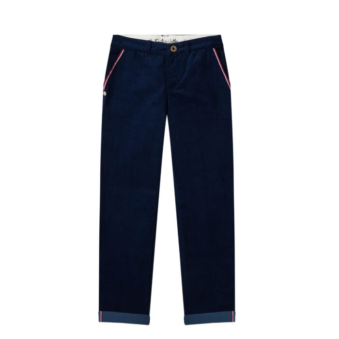 Un Élégant Pantalon Coupe Chino en Velours de Coton Bleu marine pour Garçons de 2 à 16 Ans de la Marque de Mode Française Chic pour Enfant La Faute à Voltaire. Vous aimerez le Confort de la Coupe Chino Ample aux Cuisses et Resserré aux Chevilles. Poches Raglans avec Biais Bleu Blanc Rouge. Évolutif avec son Élastique Intérieur qui permet d'Adapter la Largeur de la Taille. Écriture Décorative La Faute à Voltaire et Ruban Bleu Blanc Rouge à l'intérieur de la ceinture ainsi que de chaque côté de l'intérieur du bas du pantalon pour pouvoir le rouler vers l'extérieur si le pantalon est trop Long avec une petite Fantaisie.