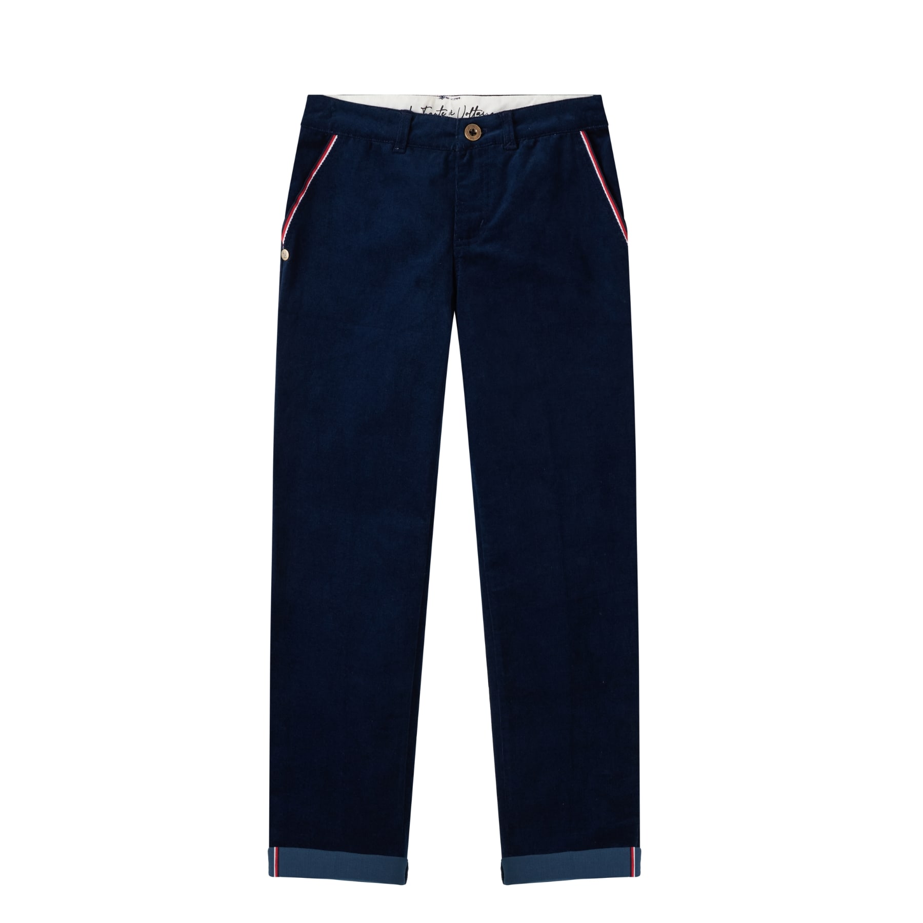 Un Élégant Pantalon Coupe Chino en Velours de Coton Bleu marine pour Garçons de 2 à 16 Ans de la Marque de Mode Française Chic pour Enfant La Faute à Voltaire. Vous aimerez le Confort de la Coupe Chino Ample aux Cuisses et Resserré aux Chevilles. Poches Raglans avec Biais Bleu Blanc Rouge. Évolutif avec son Élastique Intérieur qui permet d'Adapter la Largeur de la Taille. Écriture Décorative La Faute à Voltaire et Ruban Bleu Blanc Rouge à l'intérieur de la ceinture ainsi que de chaque côté de l'intérieur du bas du pantalon pour pouvoir le rouler vers l'extérieur si le pantalon est trop Long avec une petite Fantaisie.