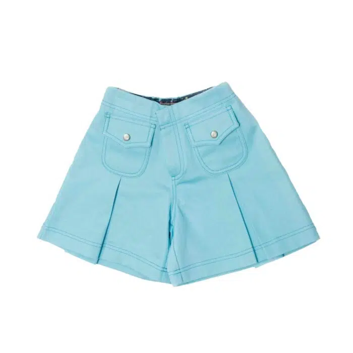 Offrez cette adorable jupe culotte intersaison pour fille, en velours bleu turquoise. Cette jupe est serrée à la taille et évasée au niveau des jambes, pour un confort optimal et un mélange parfait entre la jupe et le short. La jupe arrive au niveau du genou et est composée de quatre poches, deux à l'avant et deux à l’arrière. Ce modèle allie alors chic et praticité pour toutes les jeunes demoiselles âgées de 2 à 16 ans. Celle-ci peut se porter pour toutes les petites, comme les grandes occasions de l'été comme l'hiver. Retrouvez ce produit chez LA FAUTE A VOLTAIRE, la marque de mode française pour enfant en commerce équitable.