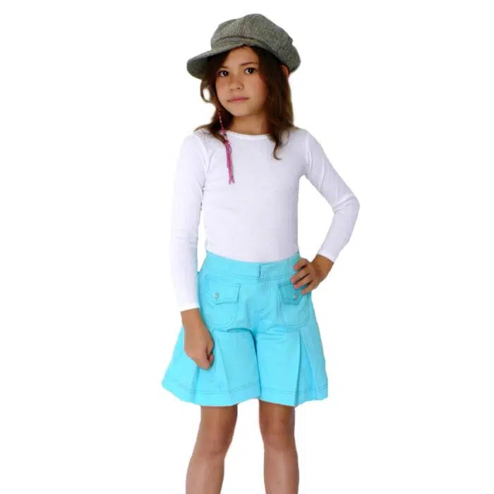 Offrez cette adorable jupe culotte intersaison pour fille, en velours bleu turquoise. Cette jupe est serrée à la taille et évasée au niveau des jambes, pour un confort optimal et un mélange parfait entre la jupe et le short. La jupe arrive au niveau du genou et est composée de quatre poches, deux à l'avant et deux à l’arrière. Ce modèle allie alors chic et praticité pour toutes les jeunes demoiselles âgées de 2 à 16 ans. Celle-ci peut se porter pour toutes les petites, comme les grandes occasions de l'été comme l'hiver. Retrouvez ce produit chez LA FAUTE A VOLTAIRE, la marque de mode française pour enfant en commerce équitable.