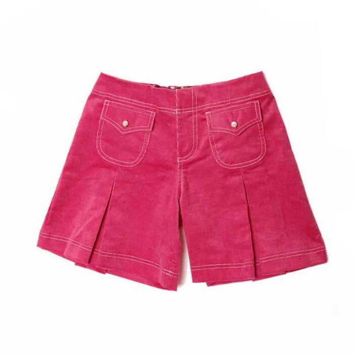 Offrez cette adorable jupe culotte intersaison pour fille, en velours rose Fuchsia. Cette jupe est serrée à la taille et évasée au niveau des jambes, pour un confort optimal et un mélange parfait entre la jupe et le short. La jupe arrive au niveau du genou et est composée de quatre poches, deux à l'avant et deux à l’arrière. Ce modèle allie alors chic et praticité pour toutes les jeunes demoiselles âgées de 2 à 16 ans. Celle-ci peut se porter pour toutes les petites, comme les grandes occasions de l'été comme l'hiver. Retrouvez ce produit chez LA FAUTE A VOLTAIRE, la marque de mode française pour enfant en commerce équitable.