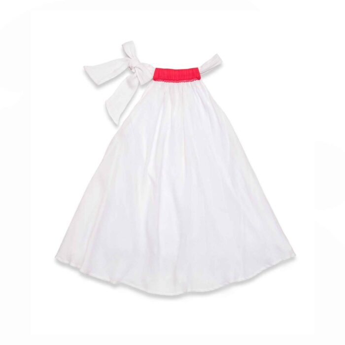 Découvrez cette Robe d'été pour fille et fillette âgées entre 2 à 16 ans, aux aires de la célèbre Barbie ! Dans un coton blanc très chic, cette robe est parfaite pour les occasions d'un jour, comme celles de tous les jours. Pour une touche personnelle de notre marque, le col est ajustable à l'aide du nœud qui le referme, et éclatant avec sa couleur rouge pour ajouter une touche dynamique. Retrouvez cette robe style Barbie chez La FAUTE A VOLTAIRE la maque française de mode pour enfants en commerce équitable.